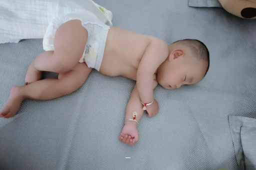 宜都宝宝胳膊上起红疙瘩